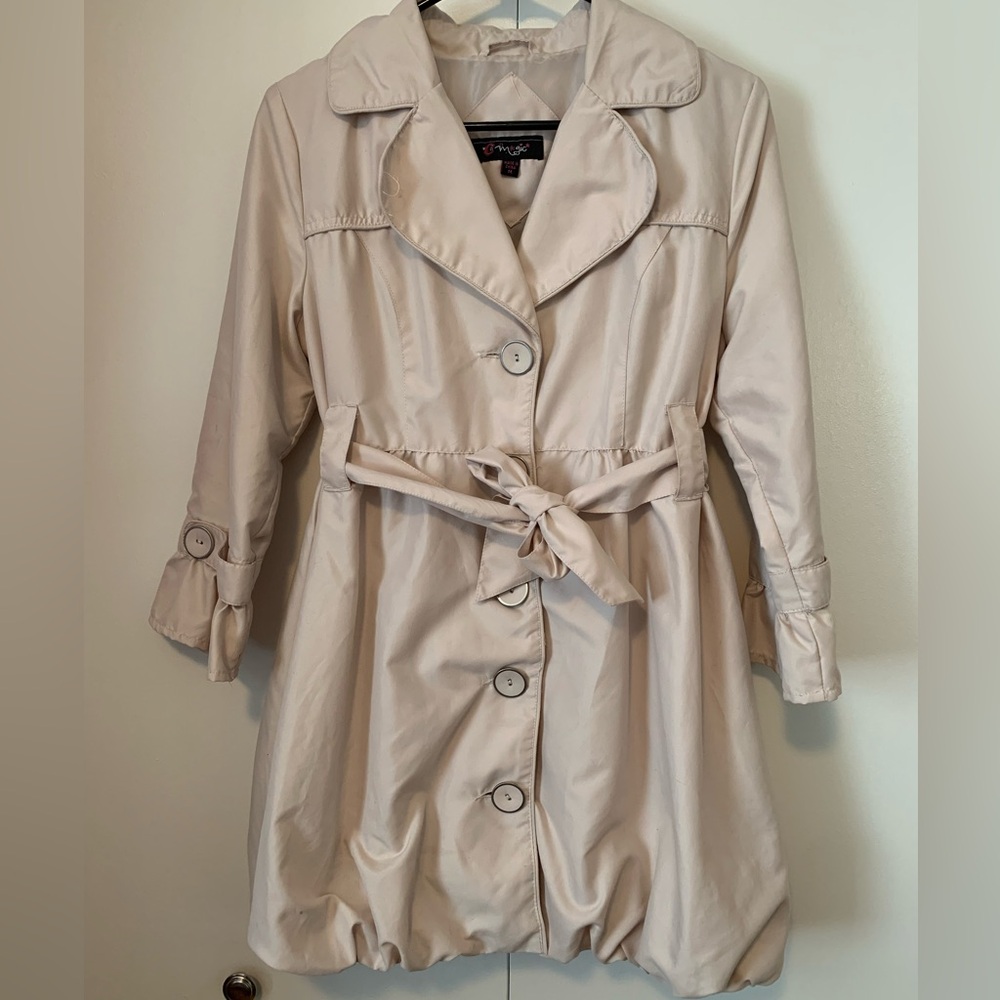 C ❤️ Magic 3/4 Sleeve Spring/Fall Puffed Bottom Cream Trench Coat Size Medium